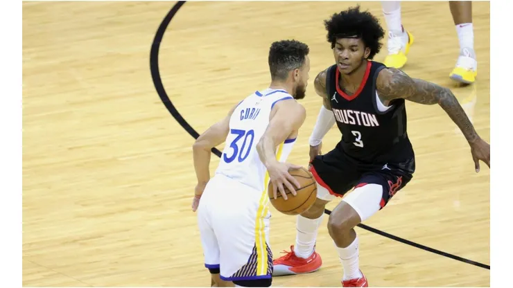 Kevin Porter Jr guarding Stephen Curry. (Getty)