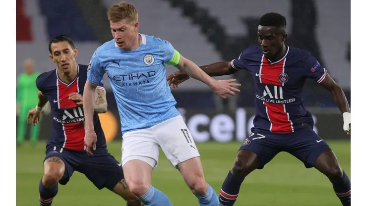 Kevin de Bruyne of Manchester City (center) is challenged by Angel di Maria (left) and Idrissa Gueye (right) of Paris Saint-Germain. (Getty)