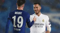 Eden Hazard of Real Madrid (right) shakes hands with Mason Mount of Chelsea (left). (Getty)