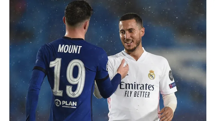Eden Hazard of Real Madrid (right) shakes hands with Mason Mount of Chelsea (left). (Getty)