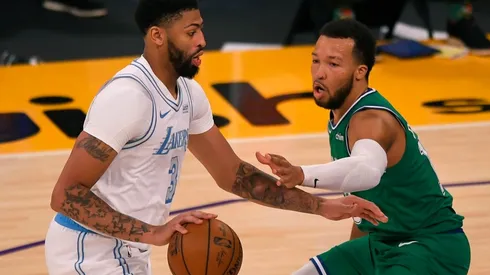 Anthony Davis (left) of the Los Angeles Lakers gets past Jalen Brunson (right) of the Dallas Mavericks. (Getty)