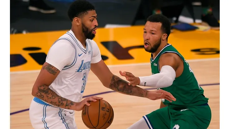 Anthony Davis (left) of the Los Angeles Lakers gets past Jalen Brunson (right) of the Dallas Mavericks. (Getty)