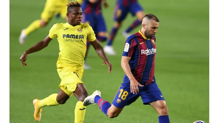 Jordi Alba of Barcelona (right) is put under pressure by Samuel Chukwueze of Villarreal (left). (Getty)