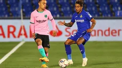 Sergino Dest of Barcelona (left) is challenged by Damian Suarez of Getafe (right). (Getty)