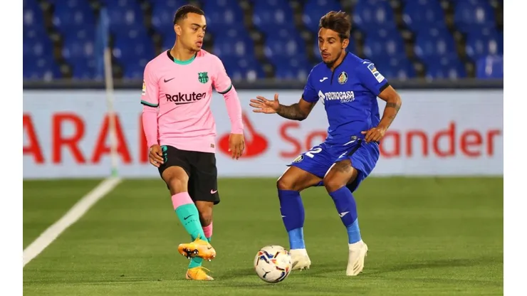 Sergino Dest of Barcelona (left) is challenged by Damian Suarez of Getafe (right). (Getty)