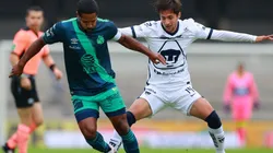 Brayan Angulo (left) of Puebla struggles for the ball against Carlos Gutierrez (right) of Pumas UNAM. (Getty)