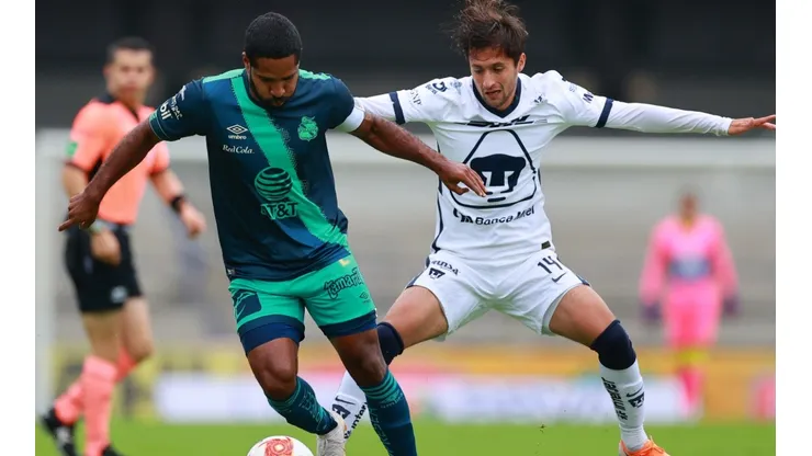 Brayan Angulo (left) of Puebla struggles for the ball against Carlos Gutierrez (right) of Pumas UNAM. (Getty)