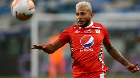 Duvan Vergara of América de Cali eyes the ball during a Copa Libertadores game (Getty).