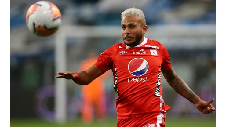 Duvan Vergara of América de Cali eyes the ball during a Copa Libertadores game (Getty).