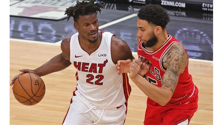Jimmy Butler (left) of the Miami Heat moves against Denzel Valentine (right) of the Chicago Bulls. (Getty)
