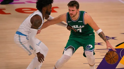 Wesley Matthews (left) of the Los Angeles Lakers guards Luka Doncic (right) of the Dallas Mavericks. (Getty)