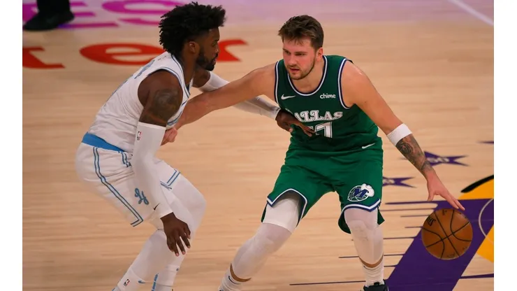 Wesley Matthews (left) of the Los Angeles Lakers guards Luka Doncic (right) of the Dallas Mavericks. (Getty)