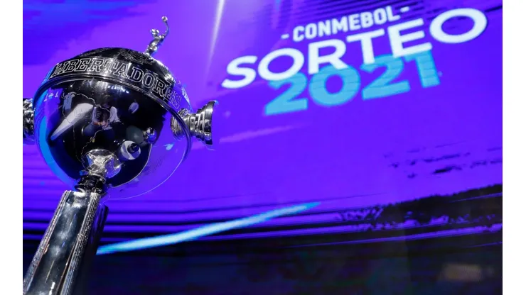 Detailed view of the 2021 Copa Libertadores trophy. (Getty)