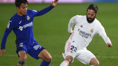 Isco of Real Madrid (right) is closed down by Takefusa Kubo of Getafe (left). (Getty)