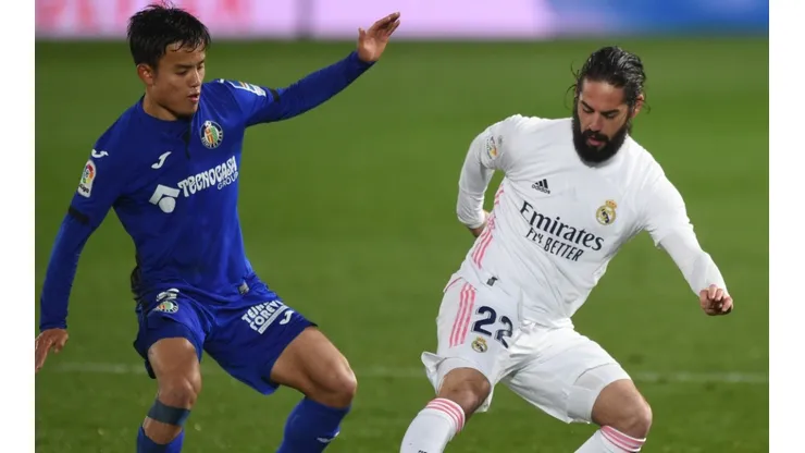 Isco of Real Madrid (right) is closed down by Takefusa Kubo of Getafe (left). (Getty)