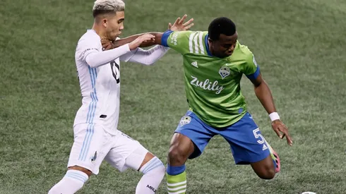 Emanuel Reynoso (let) of Minnesota United is pushed by Nouhou Tolo (right) of Seattle Sounders. (Getty)