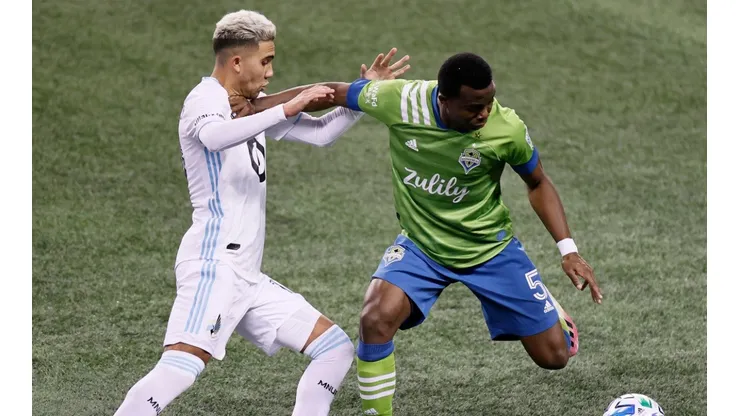 Emanuel Reynoso (let) of Minnesota United is pushed by Nouhou Tolo (right) of Seattle Sounders. (Getty)