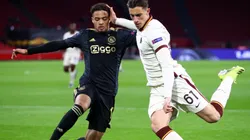 Riccardo Calafiori of Roma (right) shoots whilst under pressure from Devyne Rensch of Ajax (left). (Getty)