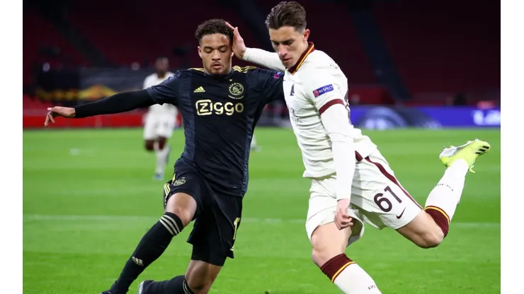 Riccardo Calafiori of Roma (right) shoots whilst under pressure from Devyne Rensch of Ajax (left). (Getty)