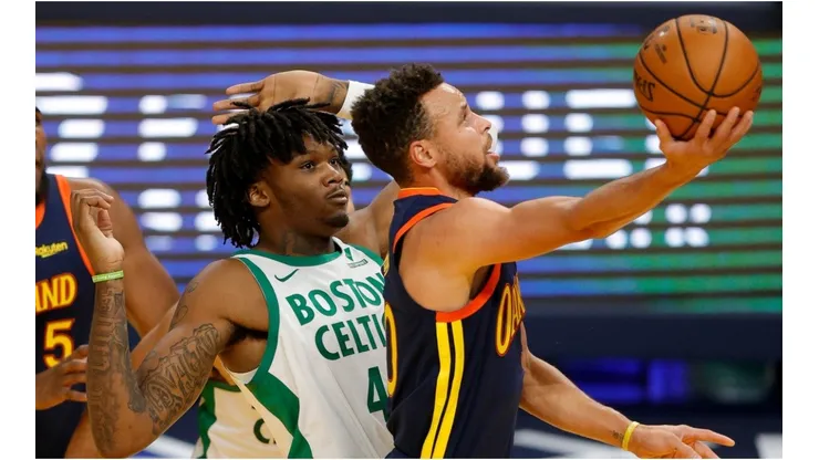 Stephen Curry scores over Robert Williams III. (Getty)