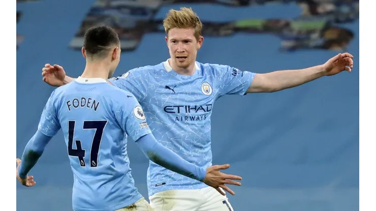 Kevin De Bruyne (right) of Manchester City celebrates with teammate Phil Foden (left).