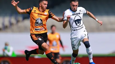 Luis Chavez (left) of Pachuca struggles for the ball against Manuel Mayorga (right) of Pumas UNAM.