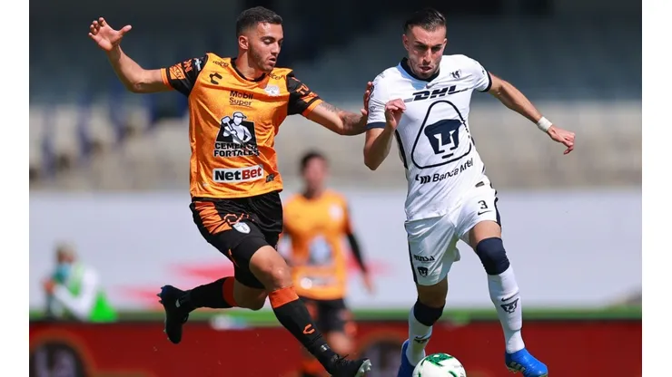 Luis Chavez (left) of Pachuca struggles for the ball against Manuel Mayorga (right) of Pumas UNAM.