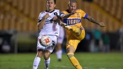 Nicolás López (right) of Tigres fights for the ball with Fernando Madrigal (left) of Querétaro.