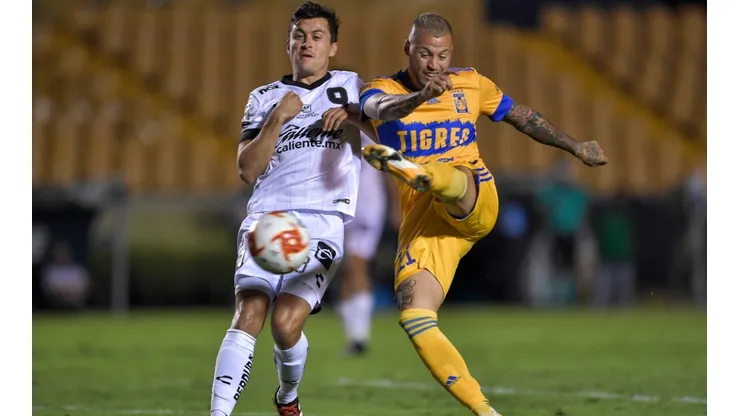 Nicolás López (right) of Tigres fights for the ball with Fernando Madrigal (left) of Querétaro.