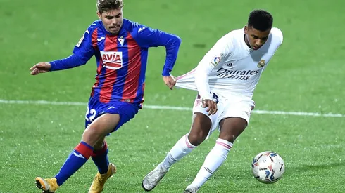Vinicius Junior of Real Madrid (right) is challenged by Alejandro Pozo of Eibar (left).