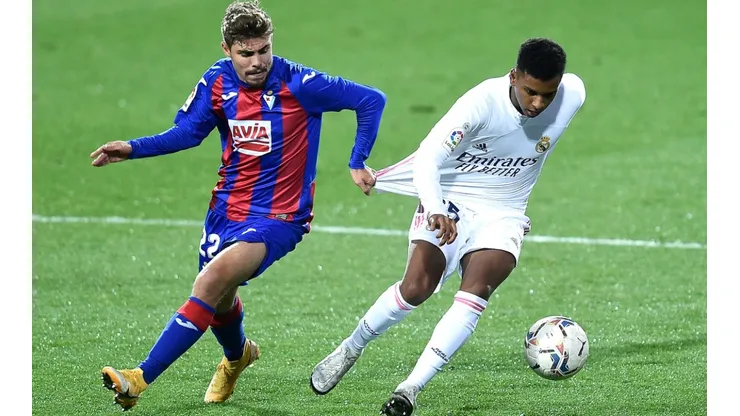 Vinicius Junior of Real Madrid (right) is challenged by Alejandro Pozo of Eibar (left).