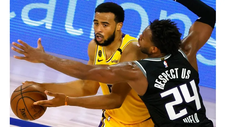 Buddy Hield (right) of the Sacramento Kings defends against Talen Horton-Tucker (left) of the Los Angeles Lakers.