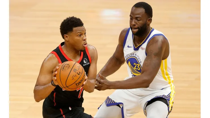 Kyle Lowry (left) of the Toronto Raptors is guarded by Draymond Green (right) of the Golden State Warriors.
