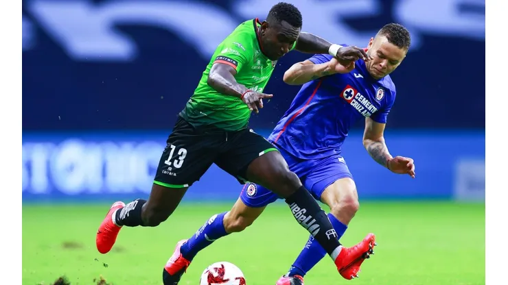 Eryc Castillo (right) of Juarez struggles for the ball against Jonathan Rodriguez (left) of Cruz Azul.