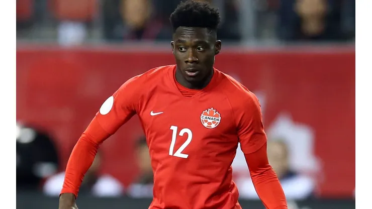 Alphonso Davies of Canada dribbles the ball against the United States.