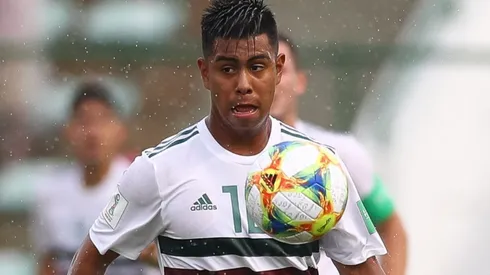 Mexico and the US national team compete to secure Efraín Alvarez (FIFA).