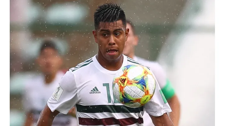 Mexico and the US national team compete to secure Efraín Alvarez (FIFA).