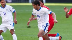 Enrico Dueñas (center) of El Salvador takes the ball against Canada (Getty).