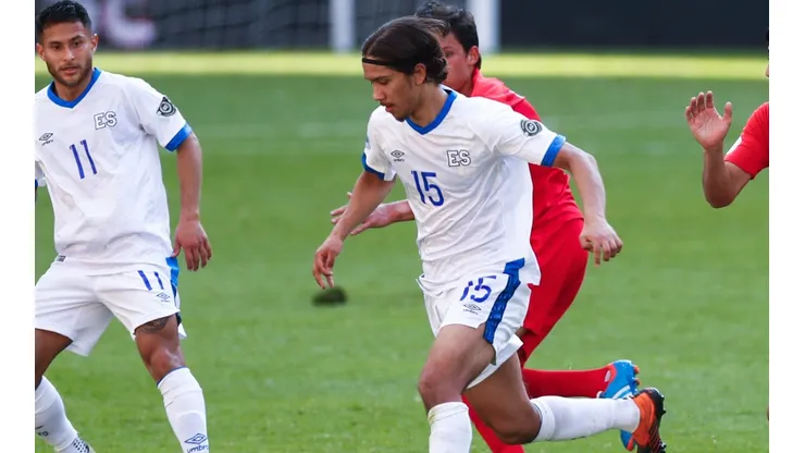 Enrico Dueñas (center) of El Salvador takes the ball against Canada (Getty).