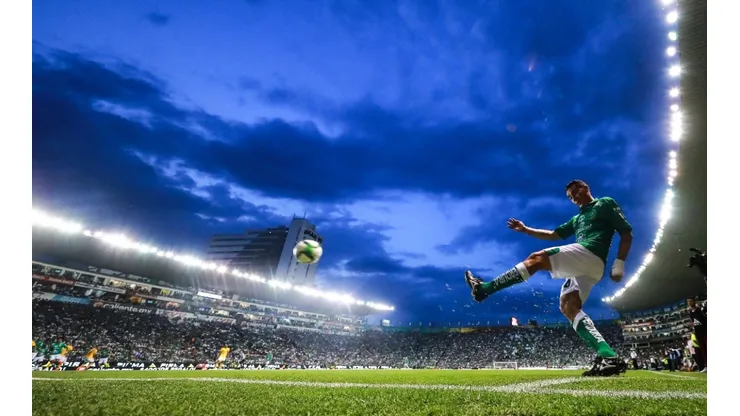 Rubens Sambueza of Leon kicks the ball during the final second leg match between Leon and Tigres UANL in 2019