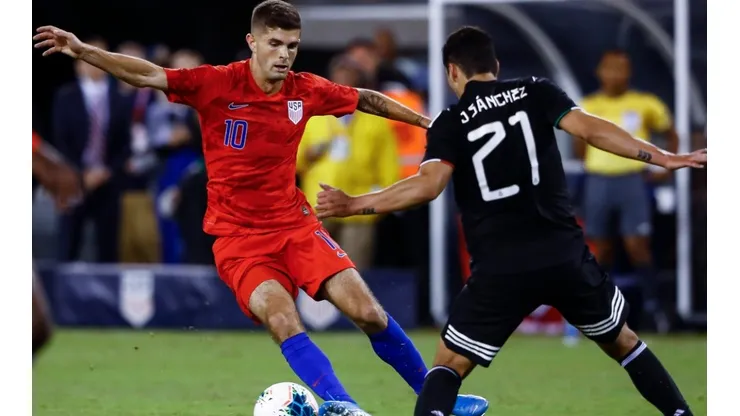 Christian Pulisic #10 of the United States drives by Jorge Sanchez #21 of Mexico (Getty)