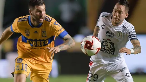 Andre-Pierre Gignac (left) of Tigres fights for the ball with Rodrigo Salinas (right) of Pachuca. (Getty)
