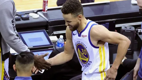 Stephen Curry walks out of the game with an injury. (Getty)