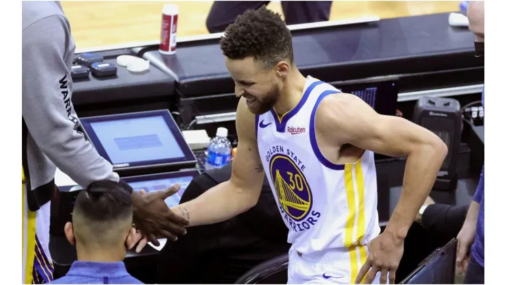 Stephen Curry walks out of the game with an injury. (Getty)