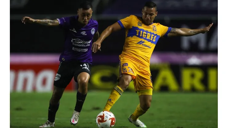 Martin Rodriguez (left) of Mazatlan and Edgar Dueñas (right) of Tigres. (Getty).jpg
