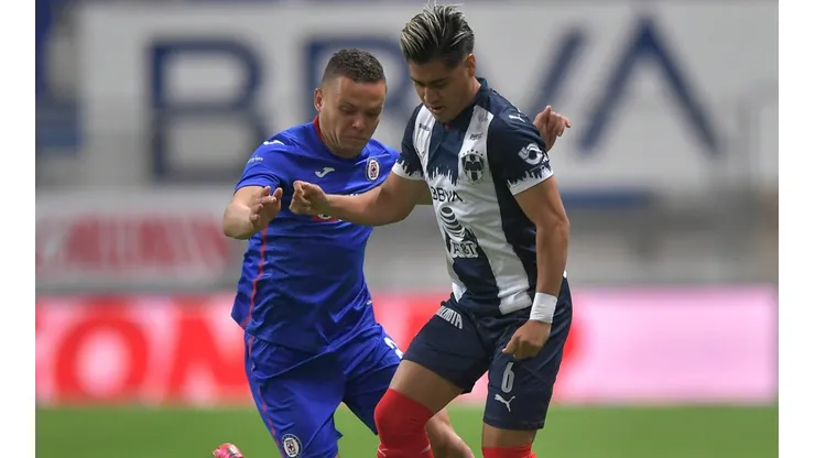 Edson Gutiérrez (right) of Monterrey fights for the ball with Jonathan Rodríguez #(left) of Cruz Azul.(Getty)