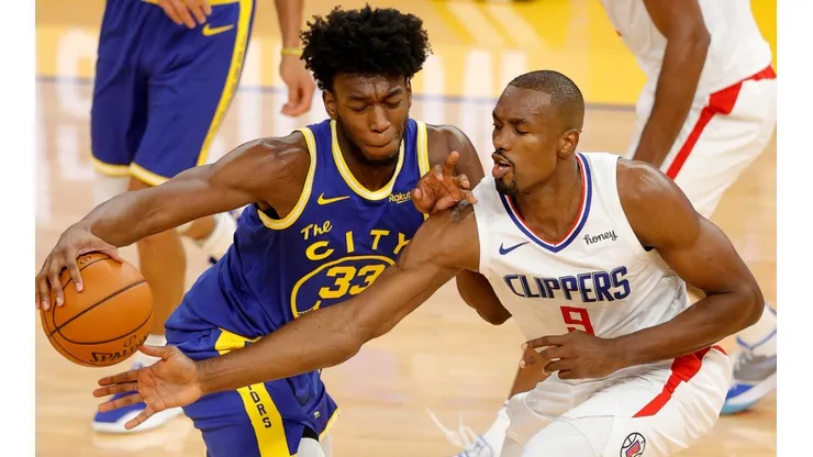 James Wiseman (right) of the Golden State Warriors is guarded by Serge Ibaka (left) of the LA Clippers. (Getty)