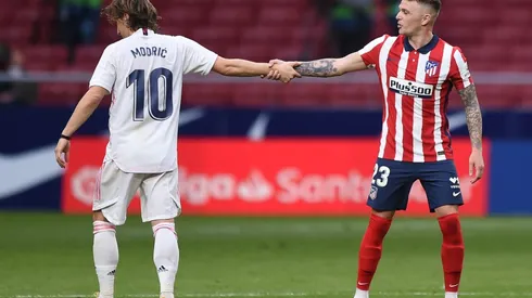 Kieran Trippier of Atletico Madrid (right) shakes hands with Luka Modric of Real Madrid (left). (Getty)