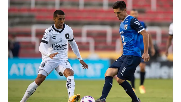 Kevin Ramirez (left) of Queretaro fights for the ball with Claudio Kranevitter (right) of Monterrey. (Getty)