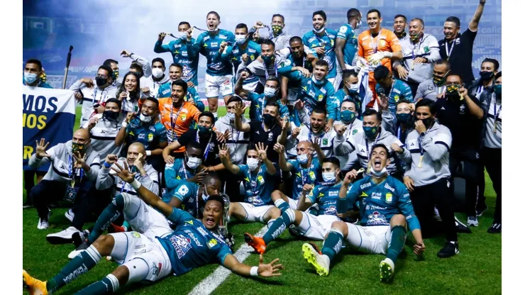 Players of Leon celebrate their championship after defeating Pumas UNAM at the Torneo Guard1anes 2020 Liga MX. (Getty)